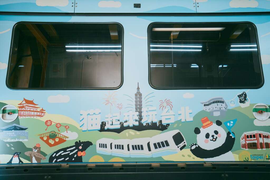 右：「猫起來玩台北」捷運觀光彩繪列車，與全城共慶大貓熊寶寶的到來。(圖／台北市觀光傳播局）
