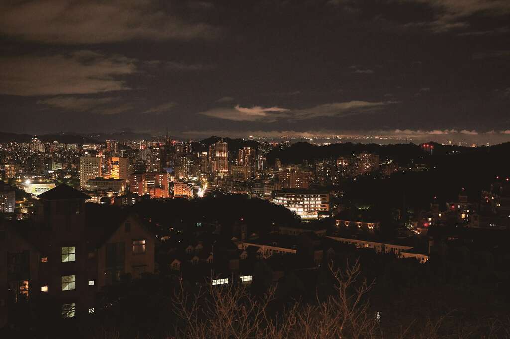 左：貓空山上視野開闊，能盡覽美麗的台北夜景。（圖／台北市觀光傳播局）