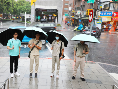 MTR Đài Bắc hợp tác với FunCrowd cho ra mắt “Dù chia sẻ raingo”, bắt đầu từ ngày 28/8 có thể mượn tại trạm A và trả tại trạm B, vô cùng thuận tiện.