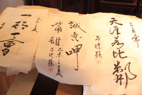 呂禮顯贈送親手揮毫的字畫給買茶的客人