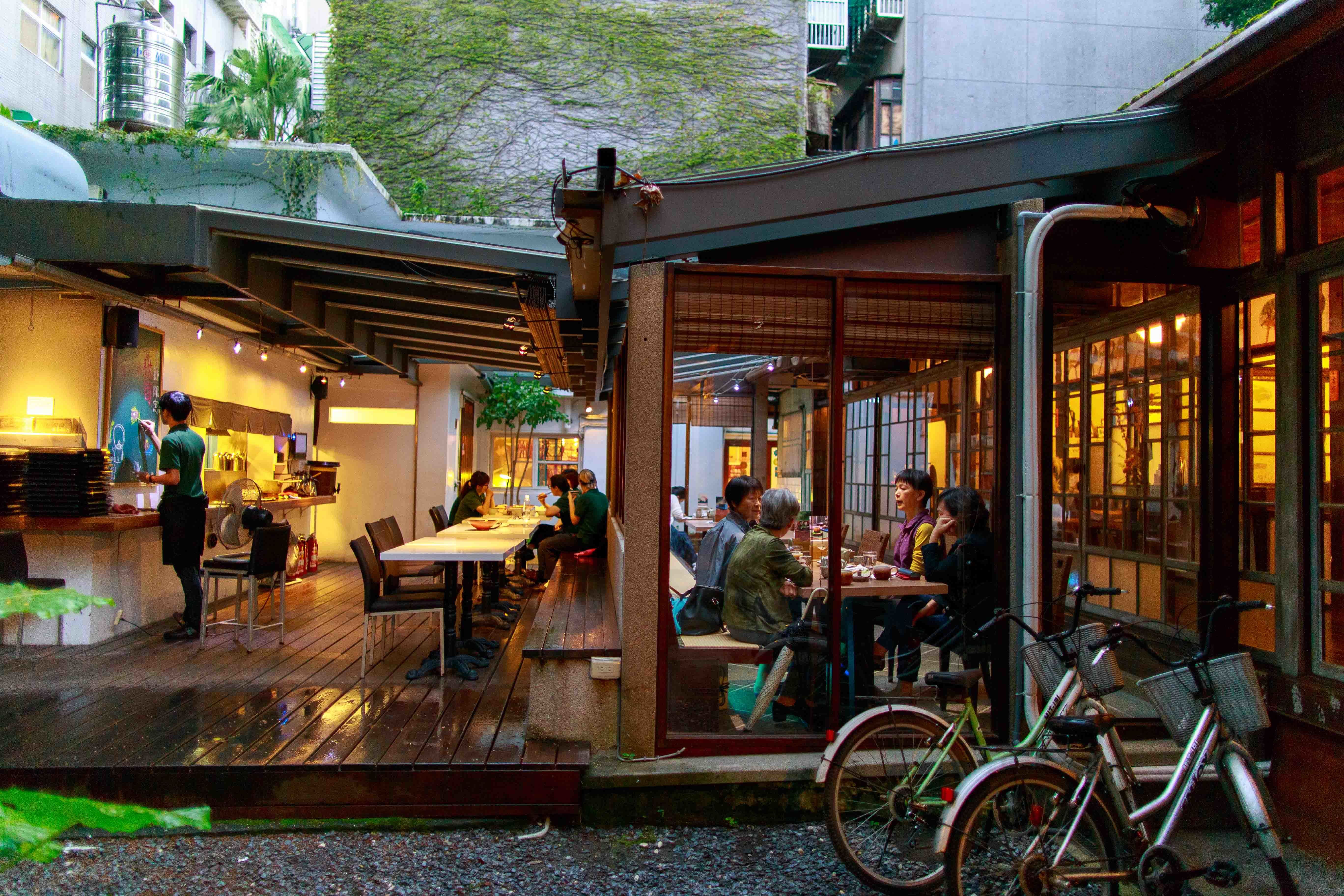 5_「青田七六」隱身在台北市中心，提供一處清靜悠閒的用餐空間。（潘俊霖攝）.jpg