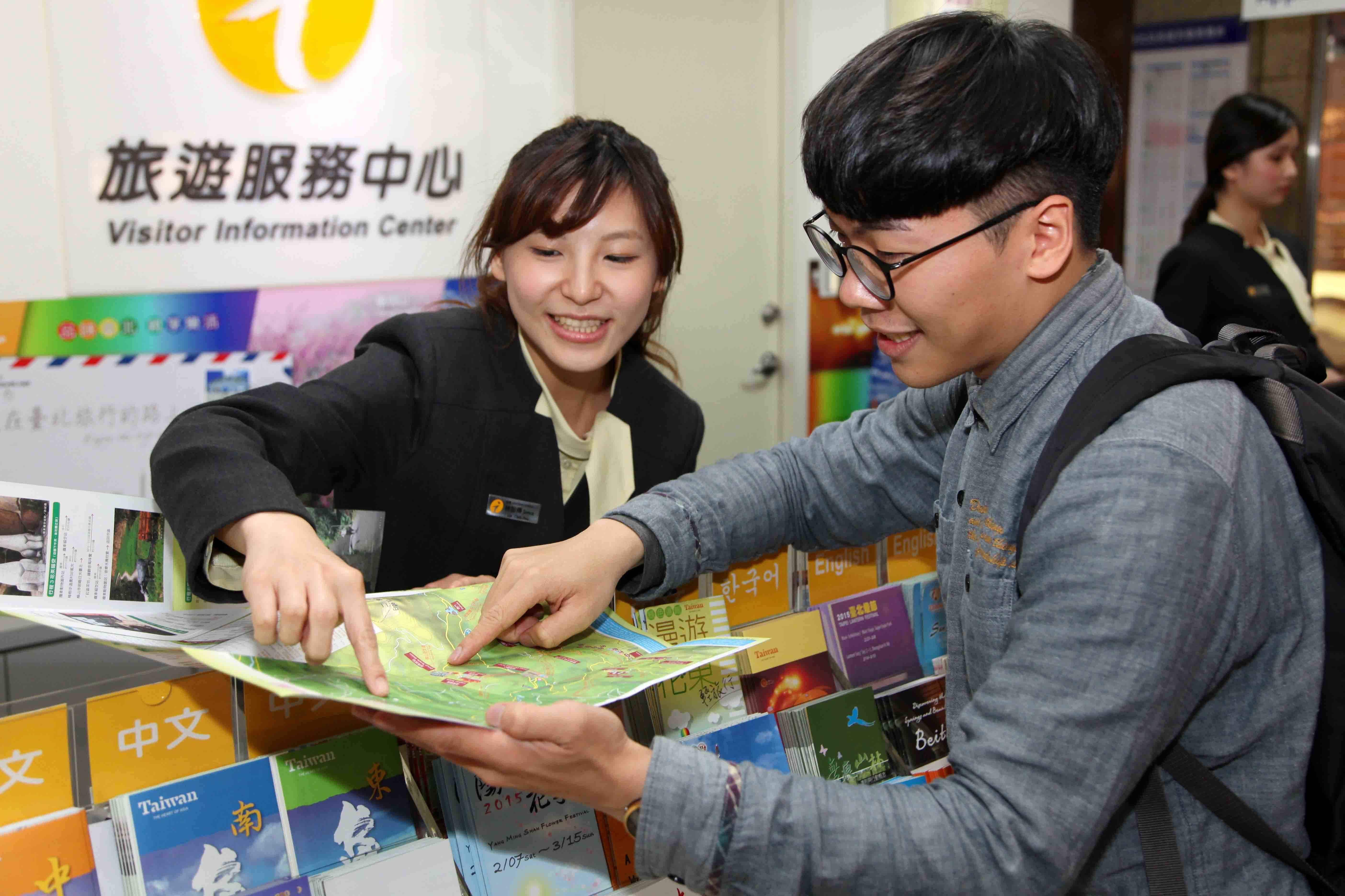 4_台北市旅遊服務中心提供遊客貼心的服務。（高讚賢）.jpg