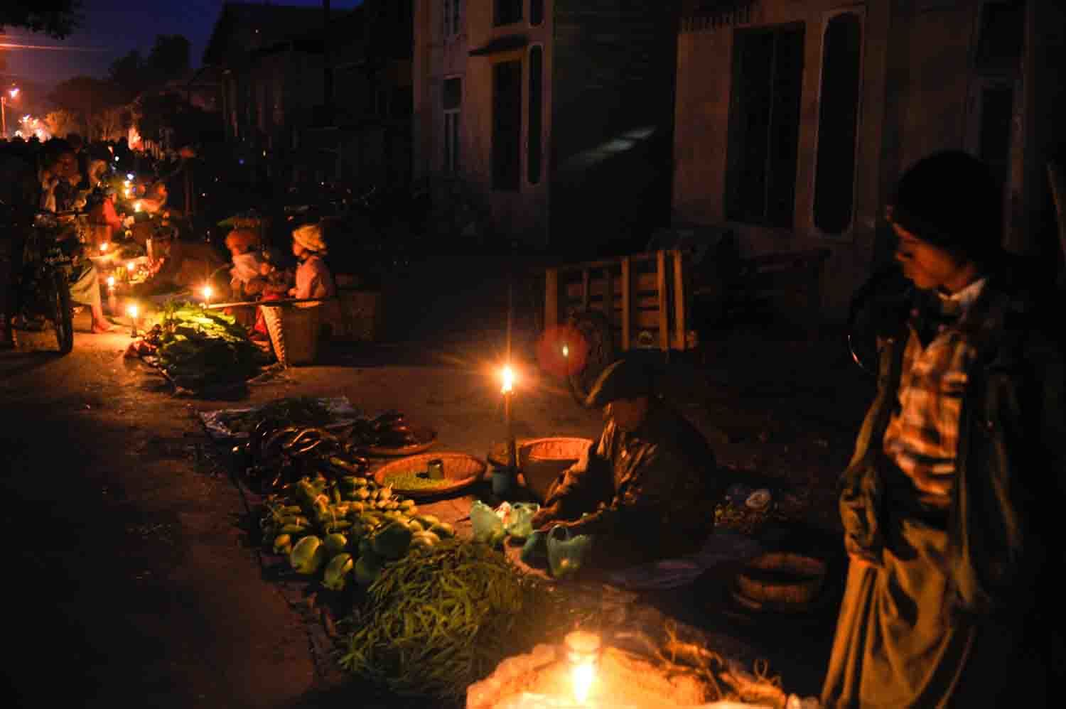 5_Hsipaw candlelit morning market, vendors_Credit to Naomi Duguid.jpg