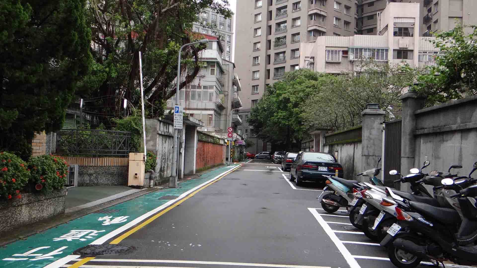 2_標線型人行道的設置，讓市民可以放心在巷道內行走。(交通局提供).jpg