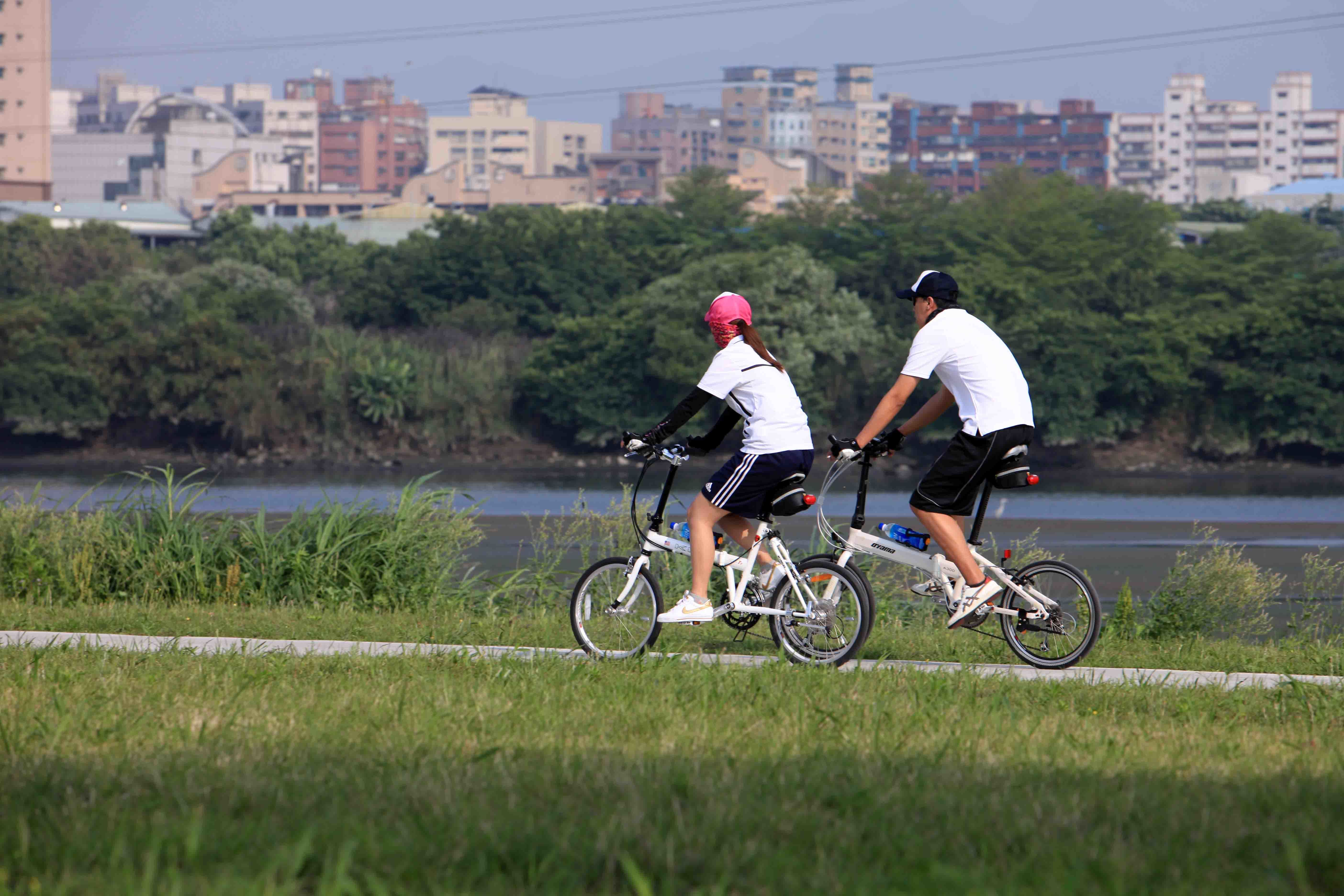 6_沿著河濱自行車道騎乘單車，健康又安全。（王能佑攝）.jpg