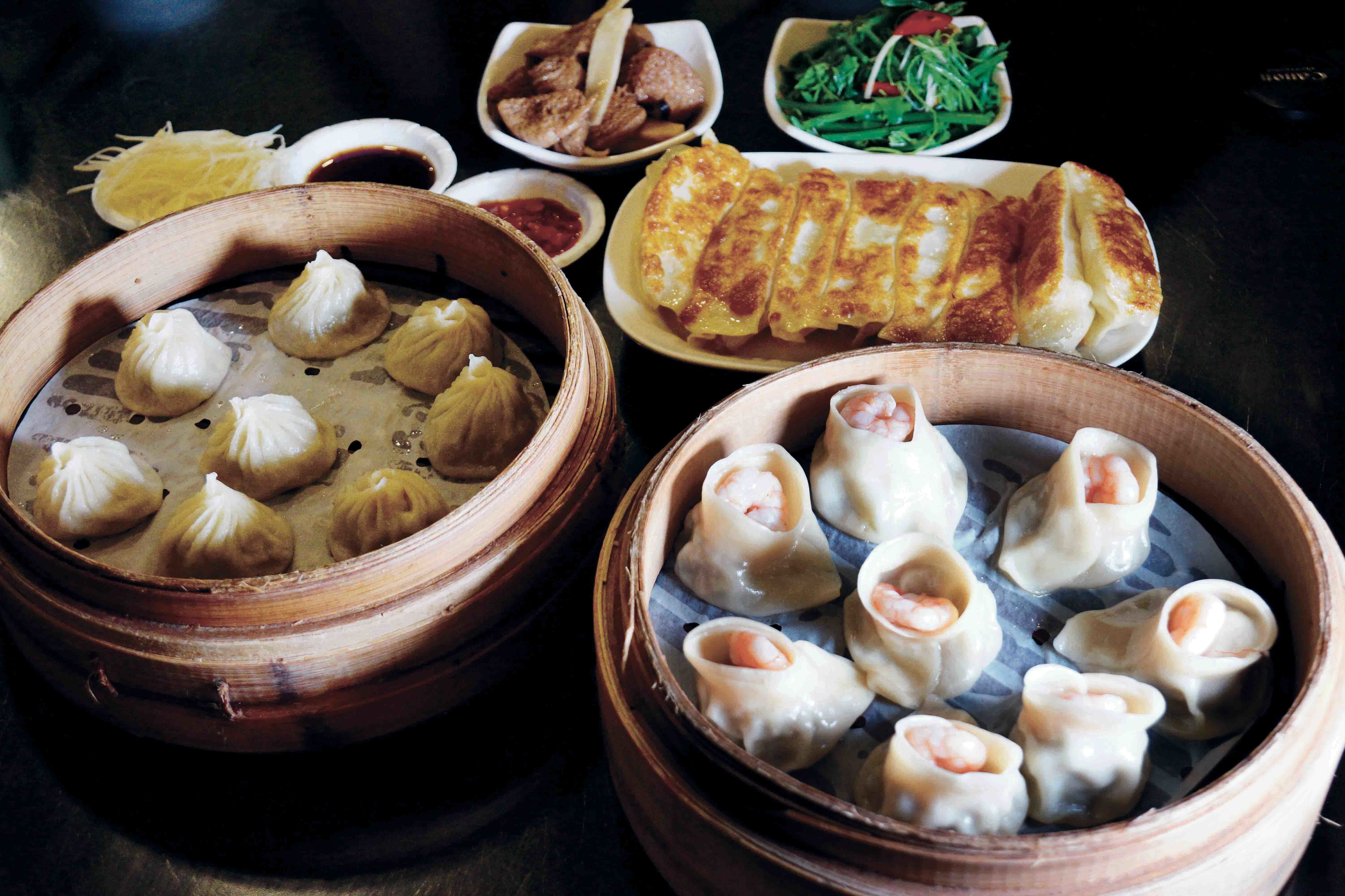 6_「杭州小籠湯包」的小籠湯包、三鮮鍋貼、蝦仁燒賣，是必點菜色。（高讚賢攝） .jpg