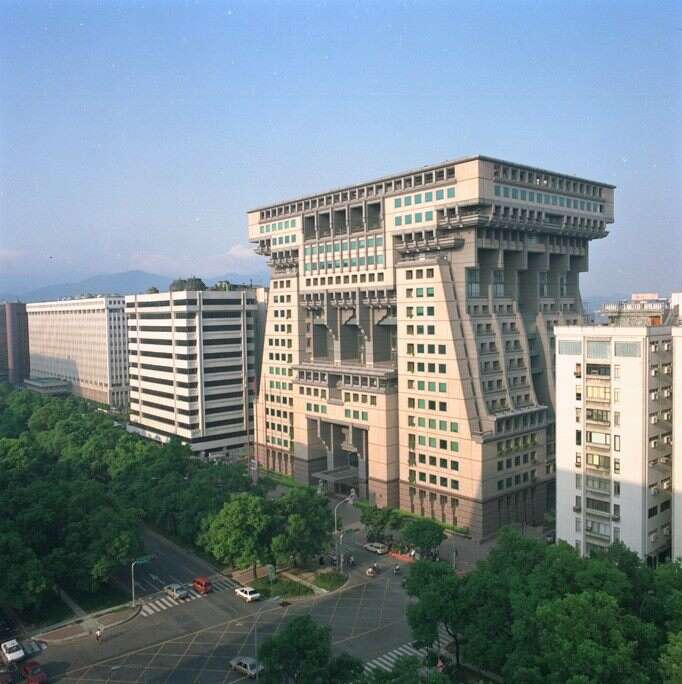 形似椅凳的宏國大樓曾被臺北市民票選為十大經典建築之一（照片來源：文化部國家文化資料庫）