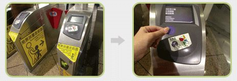 Hanya dengan menempelkan koin MRT secara perlahan lahan pada pintu mesin yang disertai sensor dengan logo easycard.