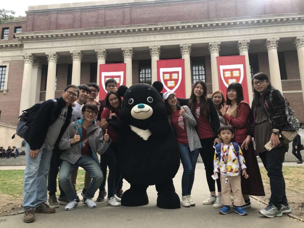 哈佛大学台湾留学生当起地陪带着熊赞逛校园