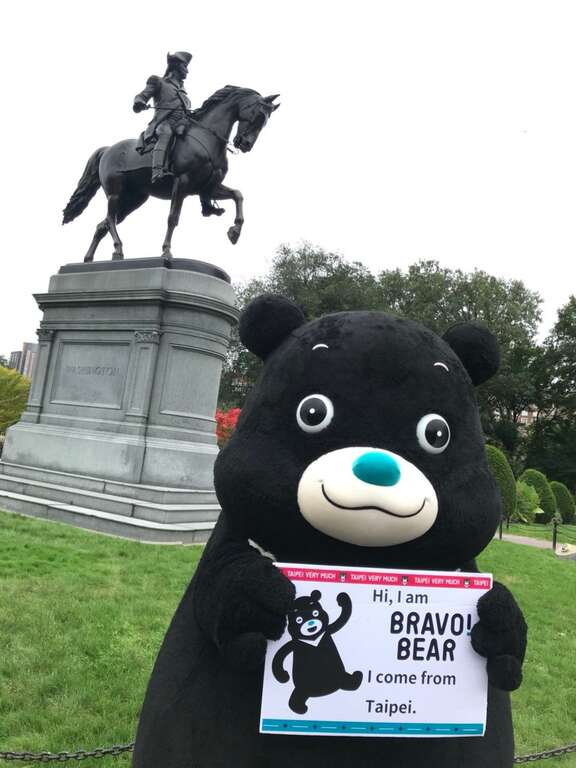 熊赞於公共花园与华盛顿雕像合影