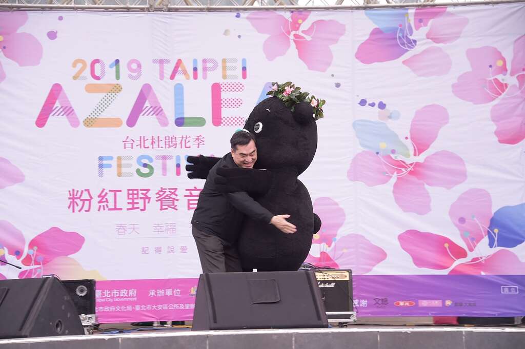 熊赞头戴花圈与邓家基副市长拥抱，热情满满~