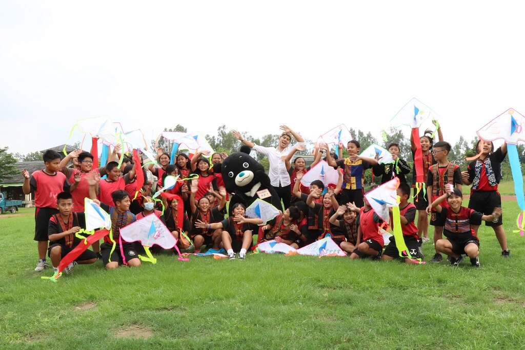 熊讚及DanielWong和泰武國小學童開心完成風箏創作