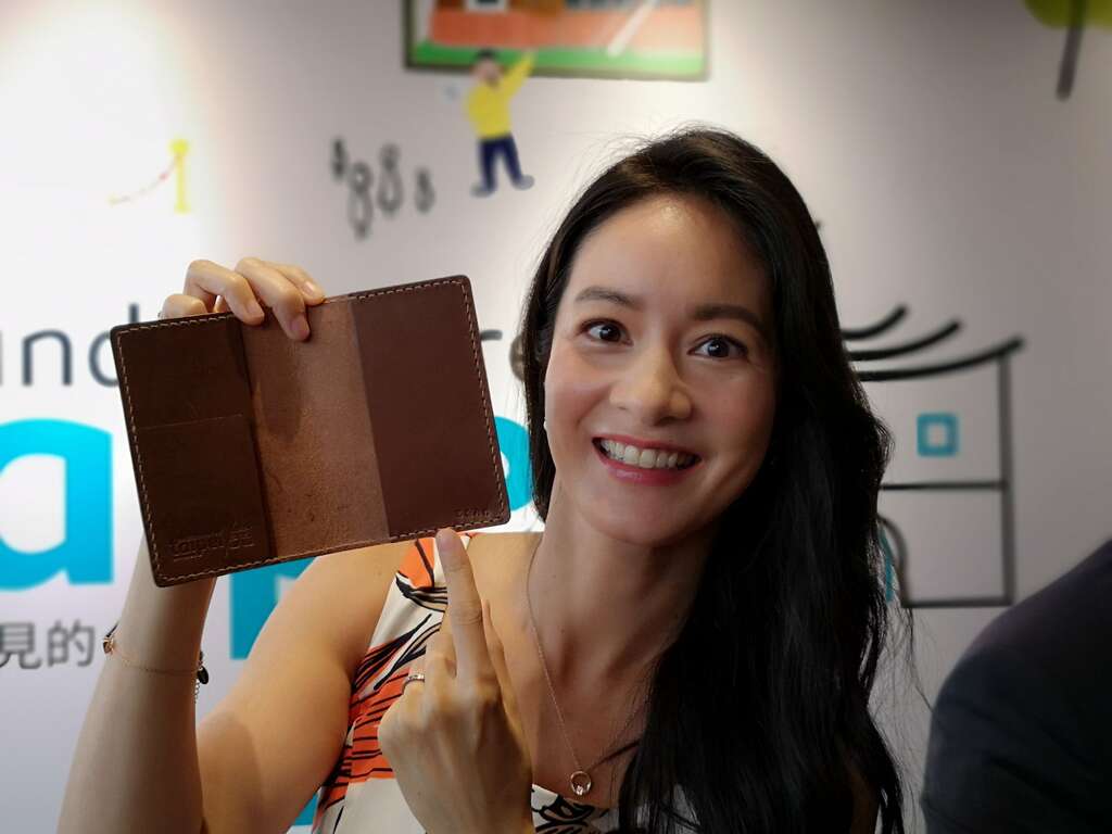 Janet在香港記者會中_現場手作「你所未見的臺北」護照套