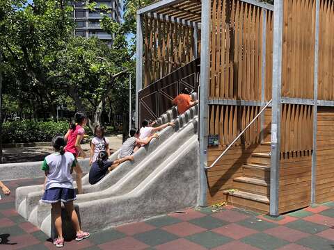 明水公園遊戲場再造 改良磨石溜滑梯登人氣王