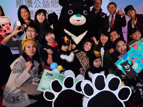 圣诞前夕北市「卡」温暖　熊赞卖萌挺公益