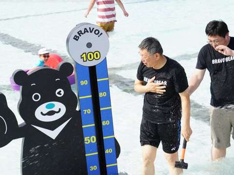 台北河岸童樂會-熊讚水樂園開幕 柯文哲挑戰極限衝浪 大呼不簡單