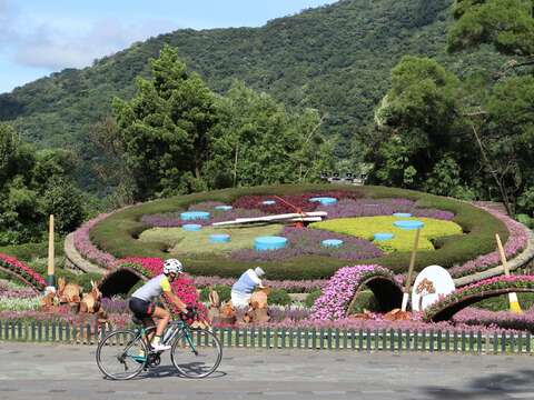 花好月圓 陽明公園彩繪花鐘伴中秋