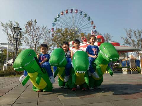 雙十國慶連假 相揪來兒童新樂園玩 趣味恐龍賽跑最逗趣 限定一日票玩好玩滿 10月壽星超好康