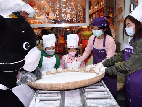 Bravo, Huang Make an Appearance at Hsin Tung Yang - Inviting People to the Taipei Lantern Festival