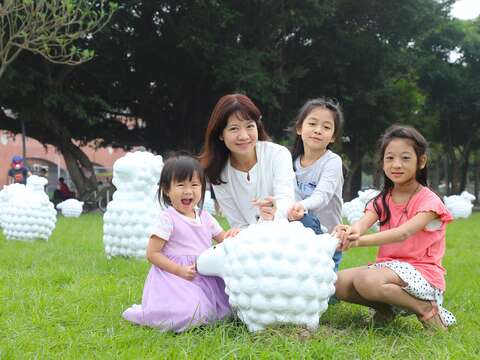 即日起至8/23 北捷淡水站外「诗步领羊」艺术展 欢迎上传照片参加FB抽奖活动 有机会将限量版迷你羊抱回家