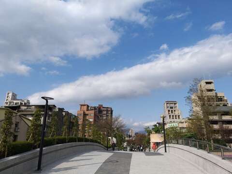 心中山線形公園躍升市區新亮點 綠蔭廊道串聯臺北開放空間 雙連站至民權西路站間將保留原有人行綠廊功能 創造優質生活環境