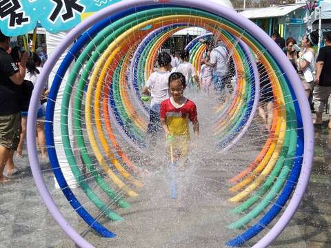 臺北市第一座共融式親水遊樂場 就在兒童新樂園！就想約你搭捷運去玩水！「小小水樂園」正式開幕！