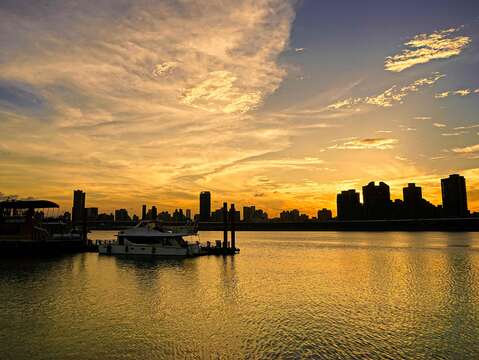 夏日河岸美景衝一波 來北市河濱夜騎追風