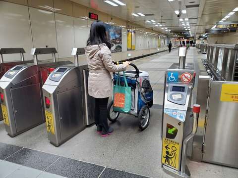 臺北捷運7月25日起 淡信線假日擴大開放大型寵物車搭捷運 讓您和毛小孩共享搭乘捷運的舒適便利