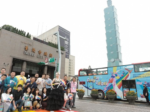 Bienvenido al Ayuntamiento de Taipei en octubre para bailar con "luz y sombra de arcoíris" y tomar el "autobús turístico de arcoíris " para visitar Taipei.