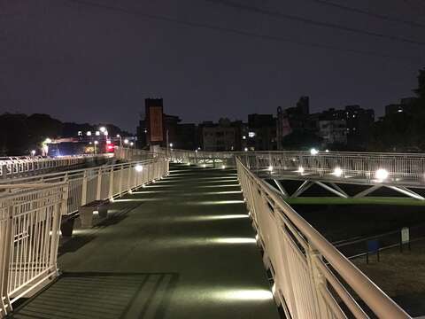 復興橋景觀橋開通,燈光照映,自行車悠行