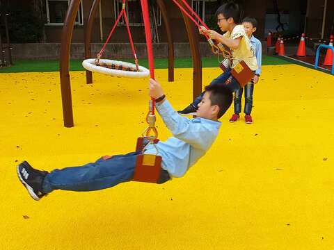 「青松樂園」-萬華區首座校園共融式遊戲場啟用囉！