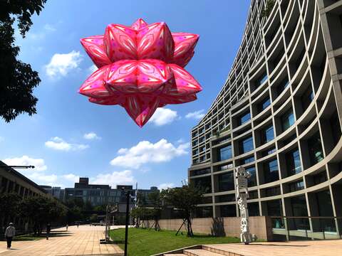 巨大粉紅能量球降臨松菸上空 臺北市公共藝術實驗計畫呼喊對自由呼吸的渴望