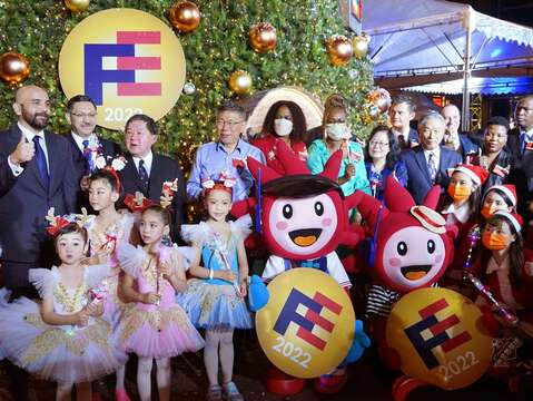 Mayor Attends 2022 Far Eastern Group Christmas Tree Lighting Ceremony