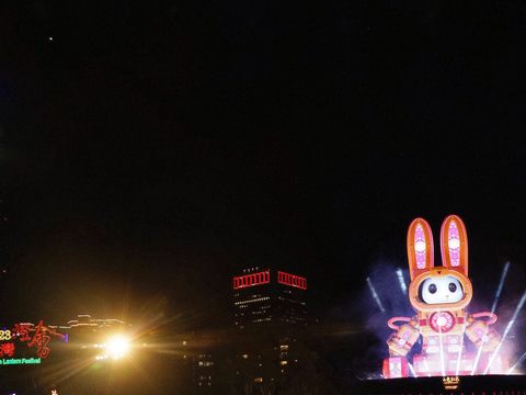 2023台灣燈會主燈「玉兔壯彩」4日舉辦贈燈儀式 吸引民眾搶先欣賞精彩表演 蔣萬安：突破過往一個展區，整個城市都是光廊