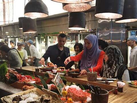 馬來西亞拿督型男主廚VS穆斯林當紅女主持 相約台北趴趴走 逛舊城老街 吃牛肉麵芒果冰 PK開齋節美食