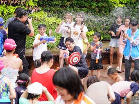 Mayor Joins Kids in Squirt Gun Showdown at 2023 Taipei Water Festival