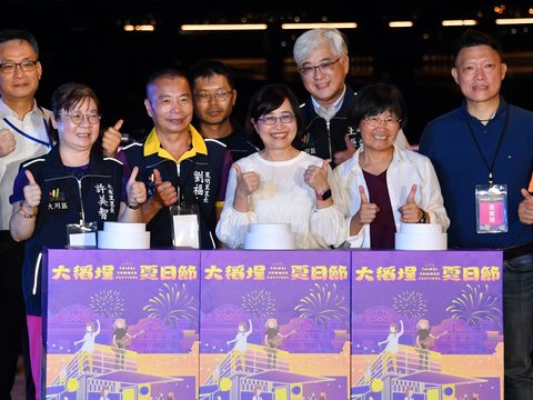 Deputy Mayor Attends Firework Show at Dadaocheng Summer Festival