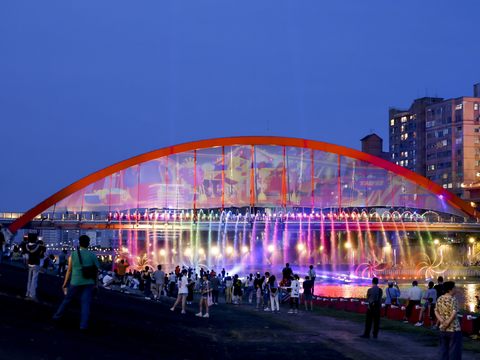「2024台北水舞嘉年华」闭幕演唱会曾沛慈、魏嘉莹、原子少年接力嗨翻彩虹桥