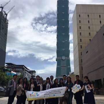 泰國免簽首發團今日抵台 柯P市府大廳熱烈迎客 開心合唱「月亮代表我的心」 預估下半年泰國來台旅客將創新高