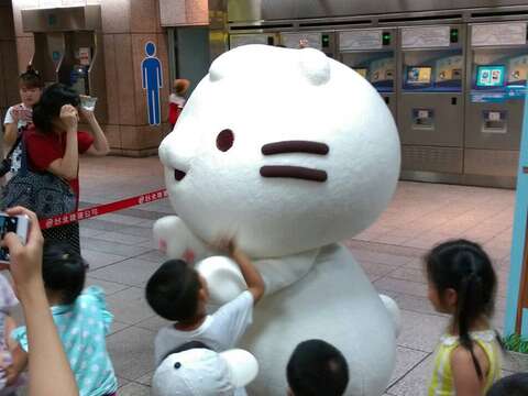 先別管抓寶了！快到臺北捷運車廂與「麻吉貓」相見歡吧！ 8月19日起 大小麻吉貓在松山新店線 陪你趴趴走！