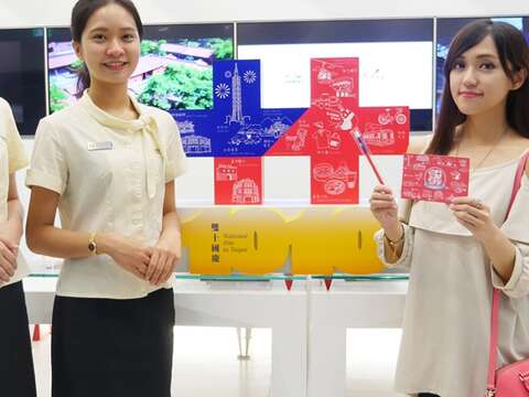 雙十連假遊台北  旅服中心邀旅客玩拼圖遊戲拿明信片  上傳打卡按讚加碼送國旗鉛筆