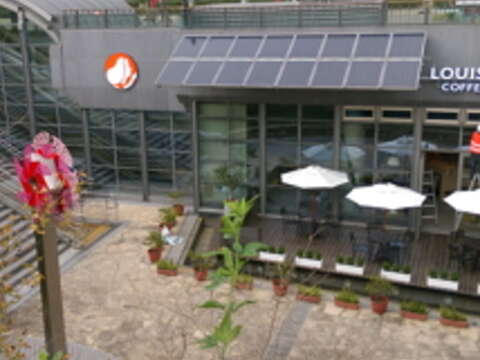 Scenic Coffee Shop Opens at MRT Daan Park Station