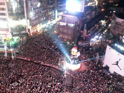 臺北燈節正式開幕，民眾搶看三分鐘「小奇雞家族」燈光秀！WORLD ORDER機械舞從人群中驚喜現身，街頭潮流感十足！