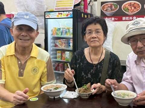 国宝级雕刻大师黄炳辉先生走访饶河夜市   体验宫庙文化融合夜市美食的绚丽盛宴