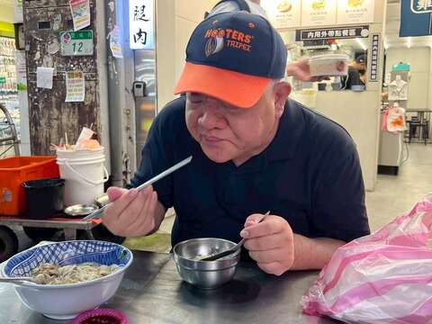 跟著食尚玩家部落客貓大爺逛雙城 體驗道地小吃與庶民熱情