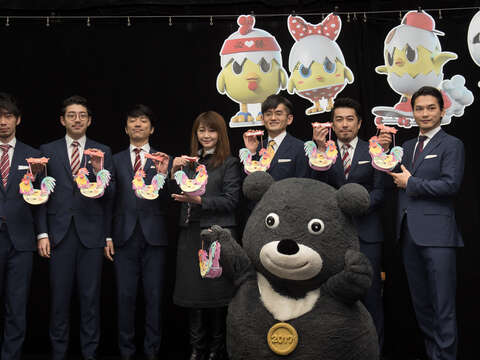 WORLD ORDERが来台しランタン観賞 ブラボーくんにロボットダンスの秘訣を伝授