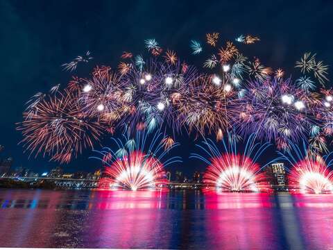 「爱情来得正是时候」 8/30大稻埕夏日节压轴场480秒烟火闪耀台北夜空 永乐广场、大稻埕码头双舞台串联 音乐飨宴不间断