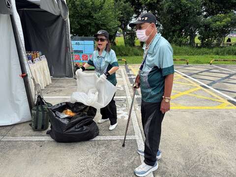 Overcoming the scorching sun and rain, elderly volunteers at the World Masters Games enthusiastically joined the ranks of service providers