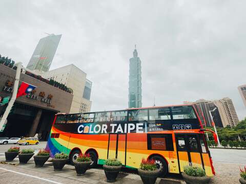 「2025 Color Taipei」彩虹观光巴士限量开卖！ 两大主题路线10月上路 变装皇后、KOL带你游台北
