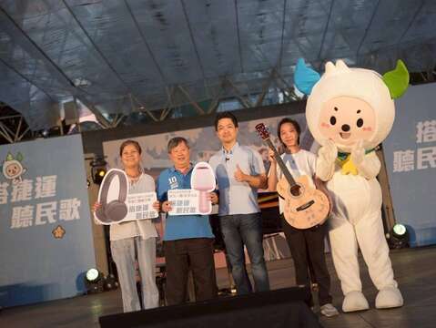 出席「搭捷运、听民歌」活动 蒋万安在大安森林公园与民众一起合唱《木棉道》、《外婆的澎湖湾》